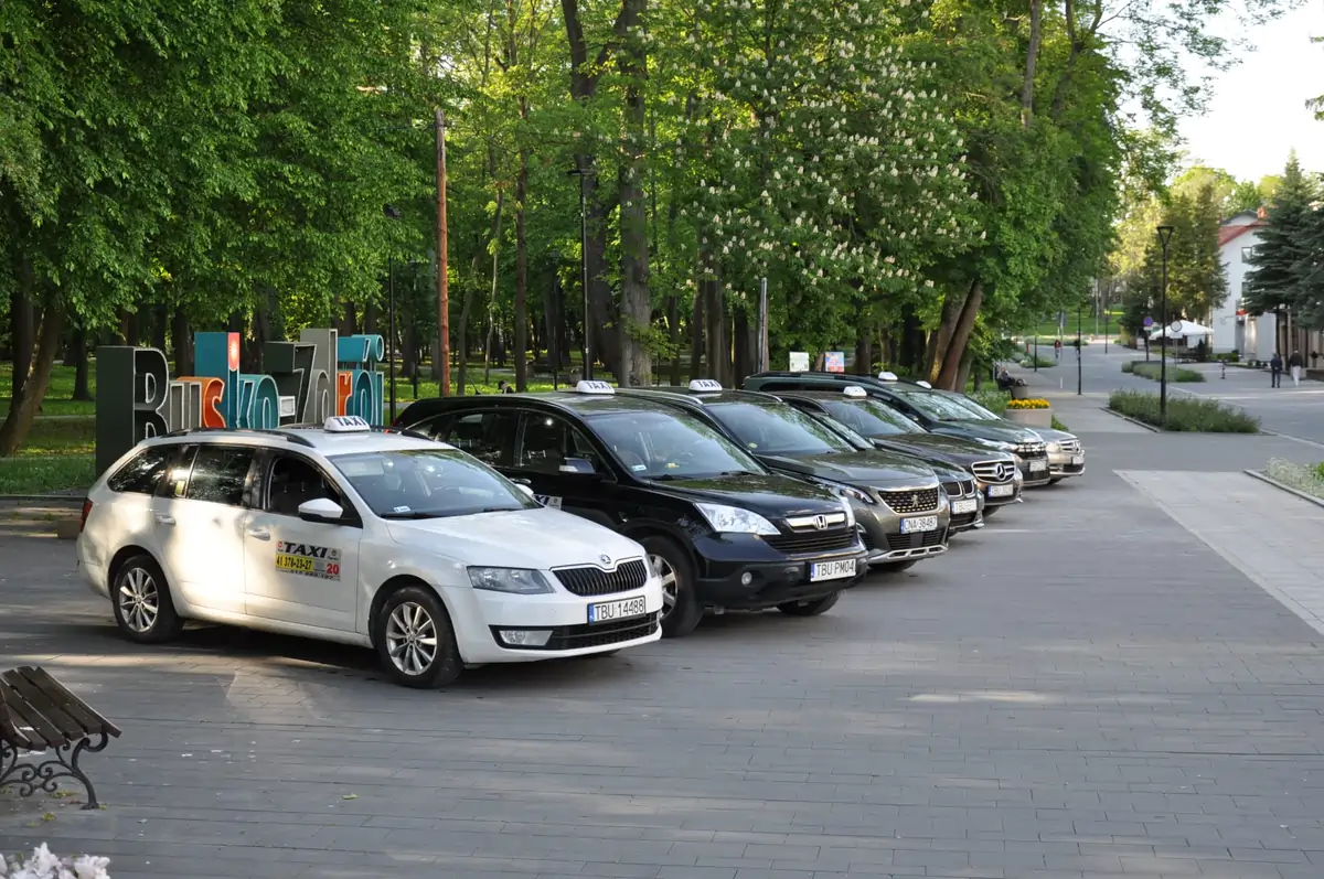 Taksówka Tele-Taxi Busko-Zdrój – logo na karoserii